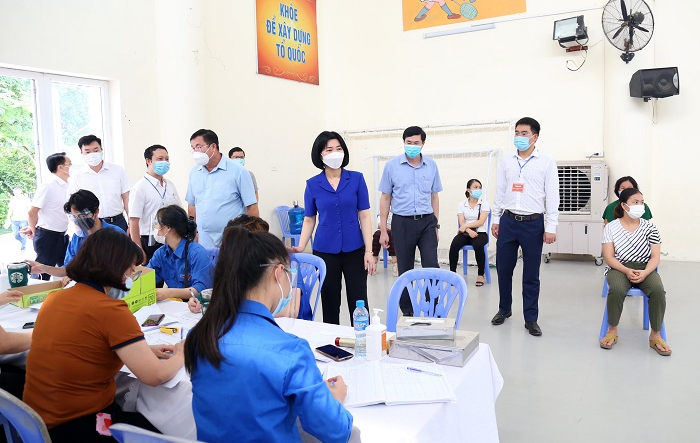 Đồng chí Phùng Thị Hồng Hà kiểm tra công tác phòng, chống dịch tại Hoàng Mai và Ứng Hòa