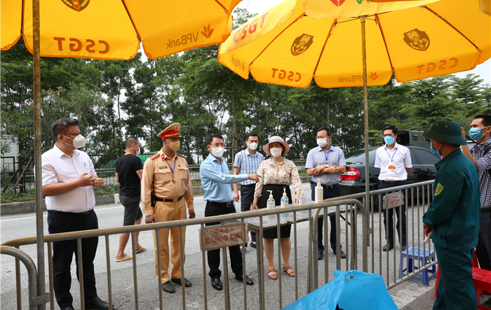 Phó Chủ tịch UBND thành phố Hà Nội Nguyễn Trọng Đông  kiểm tra công tác phòng, chống dịch Covid-19 trên địa bàn huyện Sóc Sơn