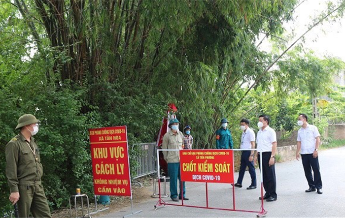 Chủ tịch UBND huyện Quốc Oai Nguyễn Trường Sơn kiểm tra các chốt kiểm soát dịch Covid-19 trên địa bàn