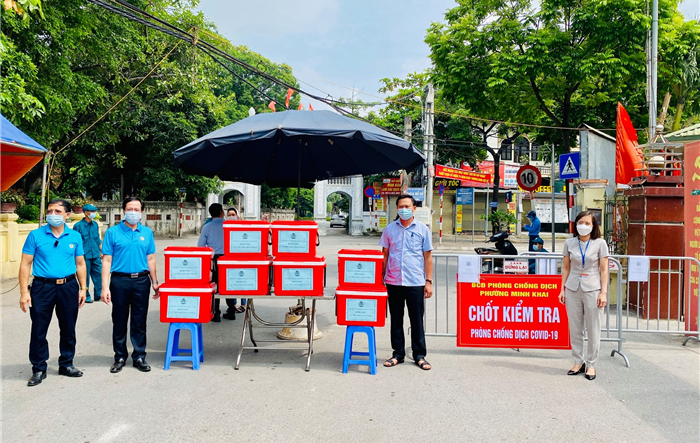 Liên đoàn Lao động quận Bắc Từ Liêm tặng quà tại các chốt làm nhiệm vụ phòng chống dịch bệnh Covid-19 trên địa bàn
