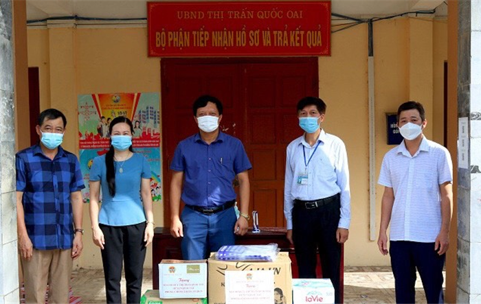 Hội Nông dân thành phố Hà Nội tặng quà sở chỉ huy phòng, chống dịch thị trấn Quốc Oai