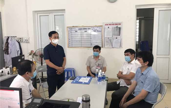 Lãnh đạo quận Long Biên thăm và động viên các trạm y tế, chốt phòng chống dịch trên địa bàn