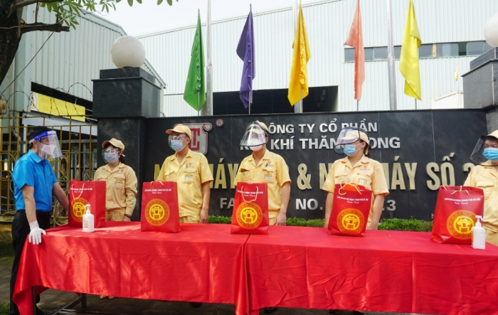 Những chuyến “Xe buýt siêu thị 0 đồng” tiếp tục mang những món quà ân tình chia sẻ với người lao động