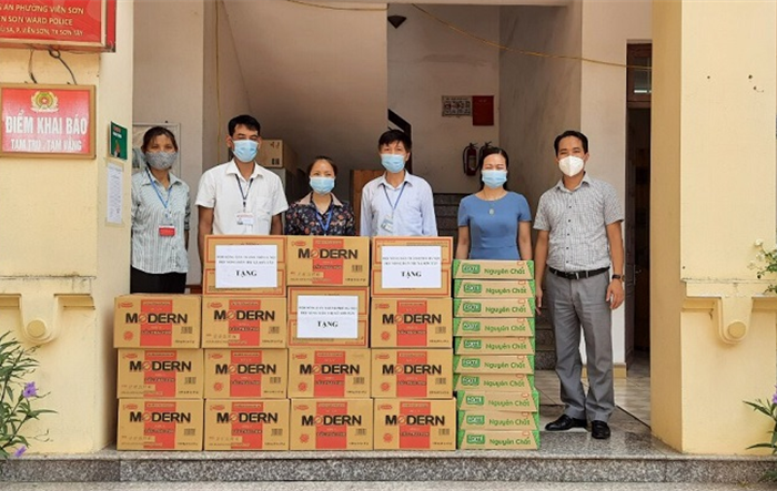 Lãnh đạo Hội Nông dân Thành phố thăm, tặng quà động viên tại các chốt kiểm dịch tại thị xã Sơn Tây