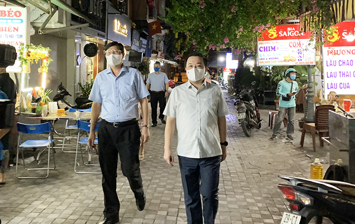Phó Chủ tịch UBND Thành phố Chử Xuân Dũng kiểm tra đột xuất các cơ sở kinh doanh ăn uống trong đêm