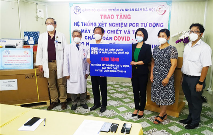 Hà Nội trao tặng thành phố Hồ Chí Minh hệ thống xét nghiệm Covid-19 tự động