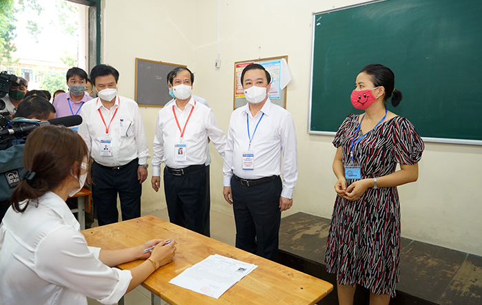 Bộ trưởng Bộ Giáo dục và Đào tạo kiểm tra công tác thi tại điểm thi Trường THPT Chu Văn An