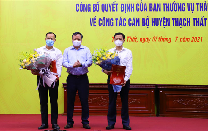 Trao Quyết định về công tác cán bộ tại huyện Thạch Thất