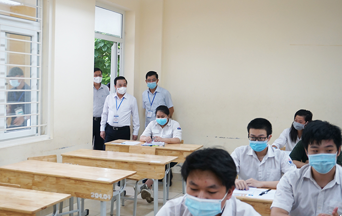 Phó Chủ tịch UBND Thành phố Chử Xuân Dũng kiểm tra công tác coi thi tại điểm thi Trường THPT Trần Nhân Tông