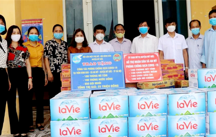 Thăm hỏi, động viên, tặng nhu yếu phẩm cho người dân tại khu vực cách ly và tuyến đầu chống dịch Covid-19