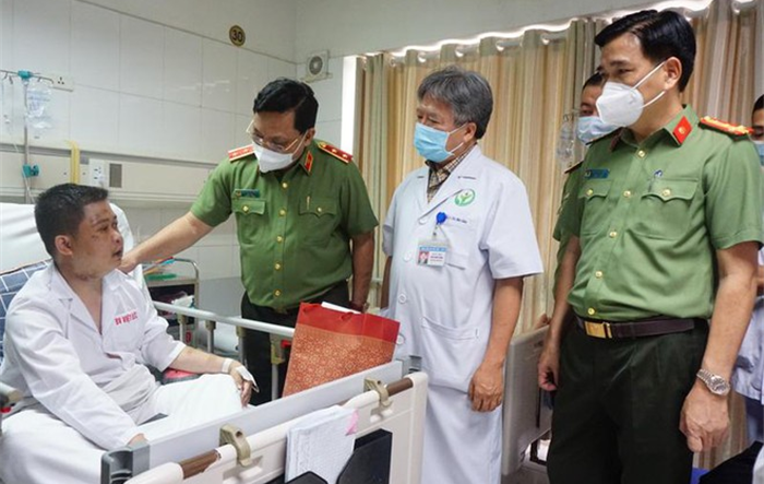 Trung tướng Nguyễn Hải Trung thăm, động viên chiến sỹ Cảnh sát cơ động bị thương trong khi làm nhiệm vụ