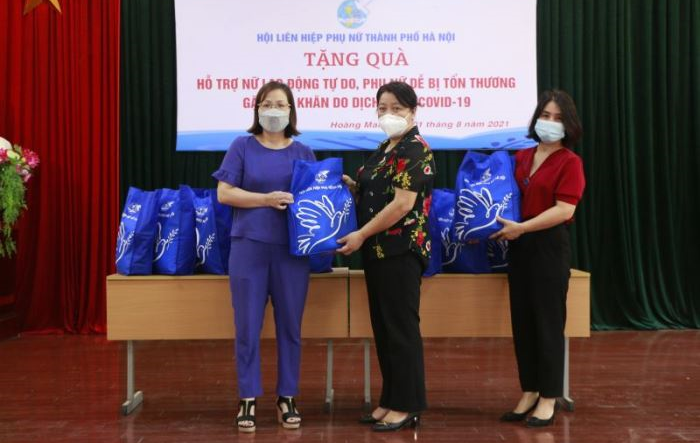 Hội Liên hiệp Phụ nữ Hà Nội trao quà hỗ trợ, chia sẻ khó khăn với nữ lao động tự do trong mùa dịch