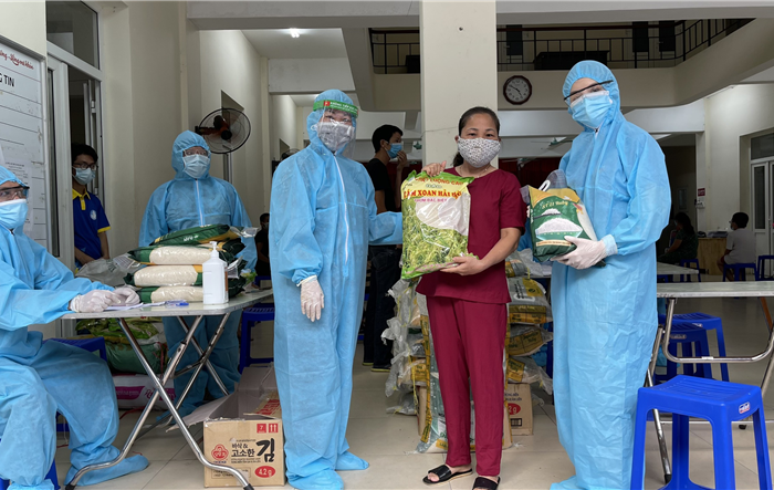 Chủ động sàng lọc, lấy mẫu xét nghiệm nhanh cho người dân sinh sống tạm ngoài đê sông Hồng