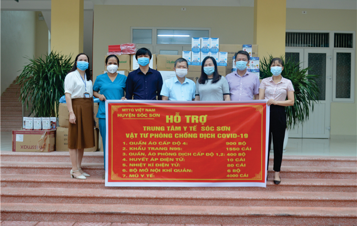 Trao tặng vật tư y tế cho tuyến đầu phòng, chống dịch Covid-19 
