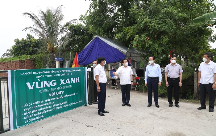 Đồng chí Nguyễn Ngọc Tuấn kiểm tra các chốt trực phòng, chống dịch tại huyện Thường Tín 