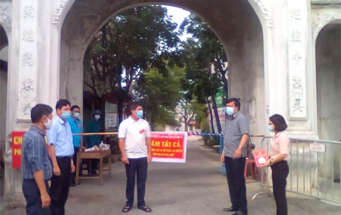 Phúc Thọ: Lãnh đạo Huyện thăm, tặng quà các đơn vị tuyến đầu chống dịch và các chốt kiểm soát y tế trên địa bàn
