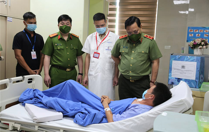 Giám đốc Công an thành phố Hà Nội thăm, động viên cán bộ Công an bị thương trong khi trực chốt kiểm soát phòng, chống dịch Covid-19