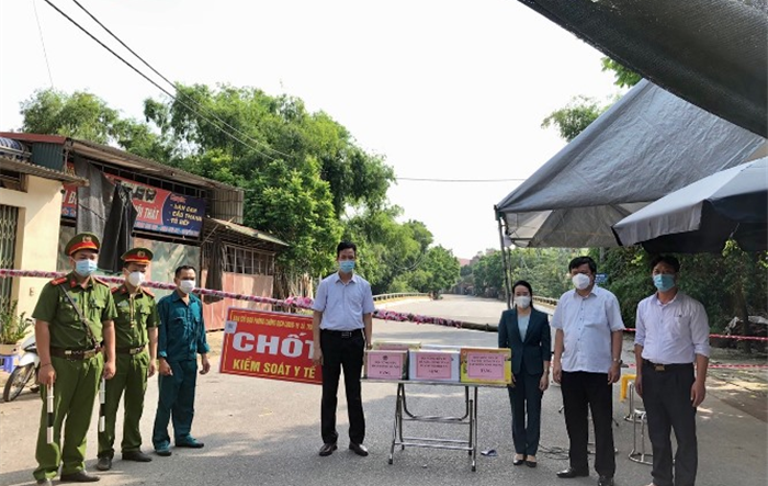 Chủ tịch Hội Nông dân Thành phố thăm, tặng quà chốt kiểm dịch tại các Huyện 