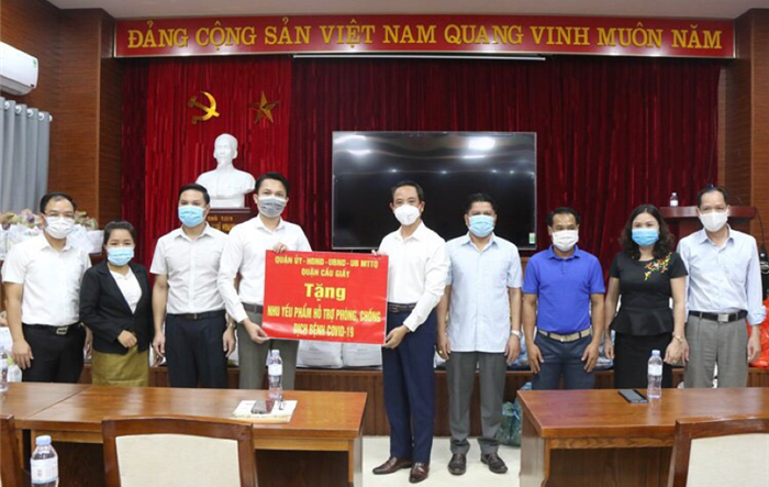 MTTQ quận Cầu Giấy hỗ trợ nhu yếu phẩm cho sinh viên nước bạn Lào gặp khó khăn do dịch Covid-19