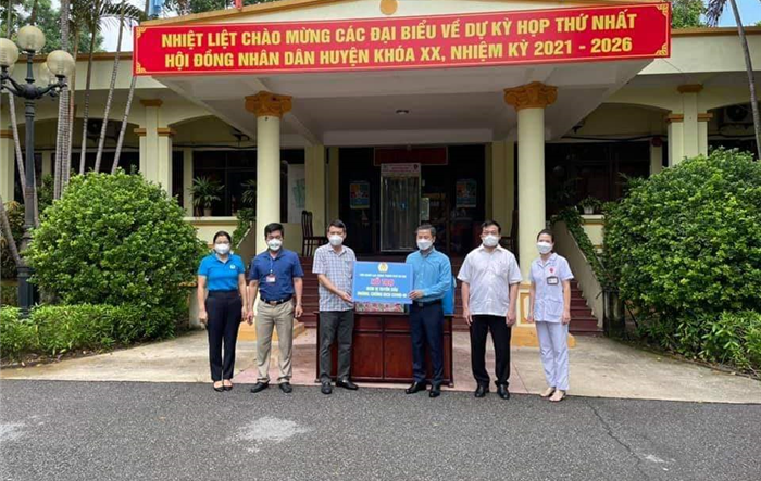 Chủ tịch Liên đoàn Lao động Thành phố thăm, tặng quà công nhân, người lao động huyện Thường Tín bị ảnh hưởng bởi dịch Covid-19