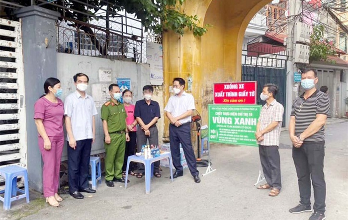 Bí thư Quận ủy Hà Đông thăm, động viên lực lượng trực các chốt “vùng xanh” tại phường Phúc La