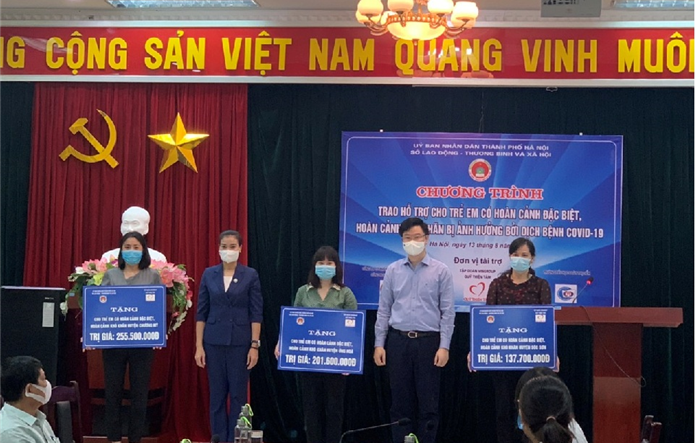 Trao hỗ trợ cho trẻ em có hoàn cảnh đặc biệt, hoàn cảnh khó khăn bị ảnh hưởng bởi dịch Covid-19