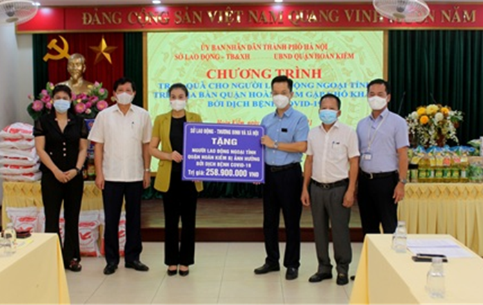 Sở Lao động - Thương binh và Xã hội Hà Nội tặng quà cho lao động ngoại tỉnh bị ảnh hưởng bởi dịch Covid-19