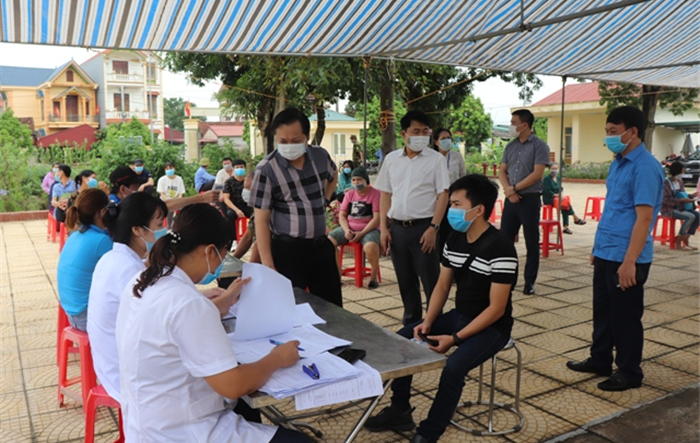 Lãnh đạo huyện Phú Xuyên kiểm tra công tác tiêm phòng vắc xin Covid-19 