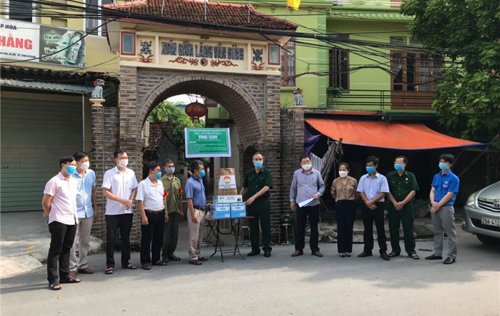 Huyện Hòa thăm, tặng quà các chốt “vùng xanh” trên địa bàn