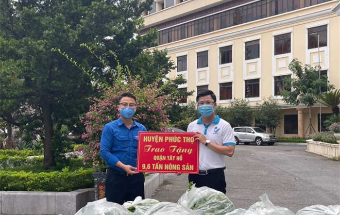 Huyện Phúc Thọ tặng Tây Hồ gần 10 tấn nông sản