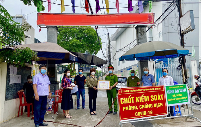 Long Biên: Tiếp tục động viên, khen thưởng kịp thời những lực lượng tuyến đầu tham gia chống dịch
