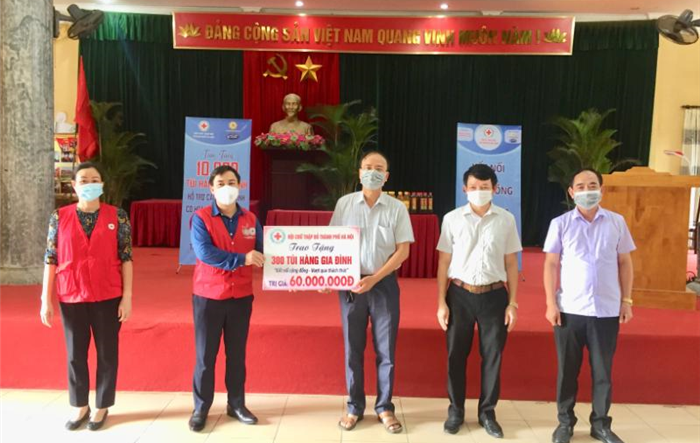 Trao tặng 300 suất quà hỗ trợ người dân có hoàn cảnh khó khăn bị ảnh hưởng bởi dịch Covid-19 