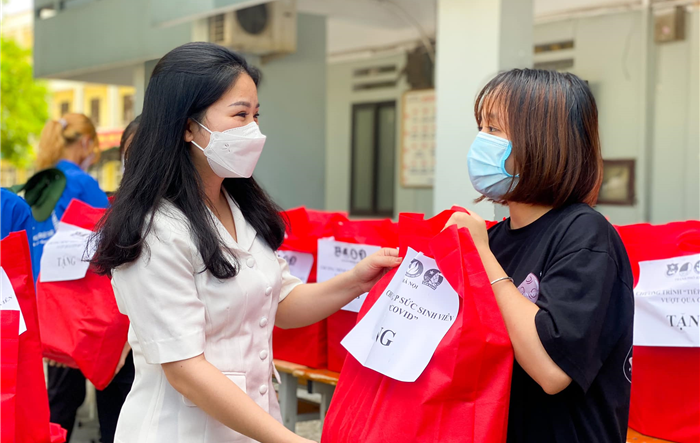 Những phần quà "tiếp sức" sinh viên khó khăn ở trọ tại Hà Nội trong những ngày giãn cách