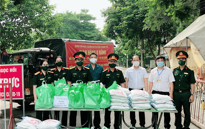 Thắm đượm nghĩa tình quân dân vượt qua đại dịch