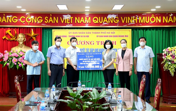 Đồng chí Phùng Thị Hồng Hà thăm, trao quà hỗ trợ người khuyết tật quận Hoàng Mai
