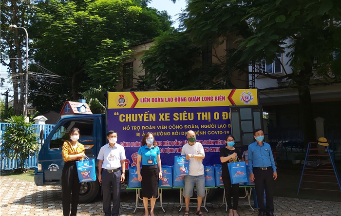 “Chuyến xe siêu thị 0 đồng” chuyển 339 túi quà “An sinh Công đoàn” đến người lao động quận Long Biên