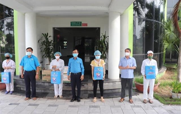 “Túi an sinh công đoàn” được trao đến người lao động có hoàn cảnh khó khăn trên địa bàn huyện Phú Xuyên