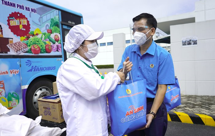 Trao 1.000 túi "An sinh Công đoàn” cho người lao động tại khu công nghiệp Quang Minh