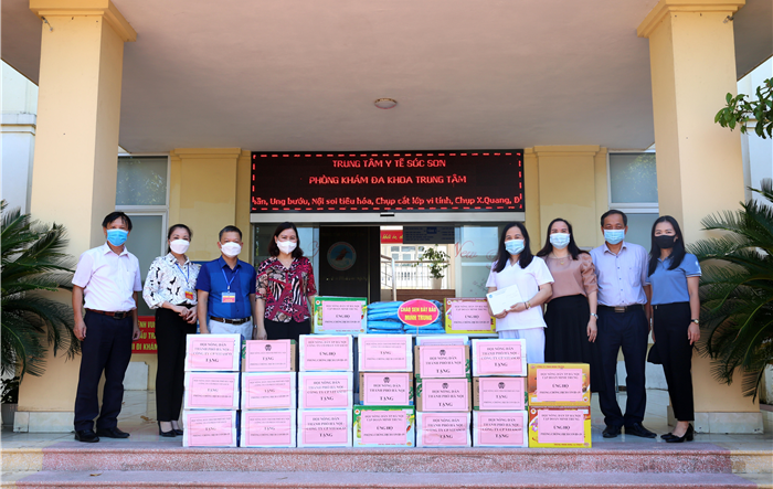 Phó Chủ tịch Hội Nông dân Thành phố Dương Thị Hằng  thăm, tặng quà Trung tâm Y tế huyện Sóc Sơn