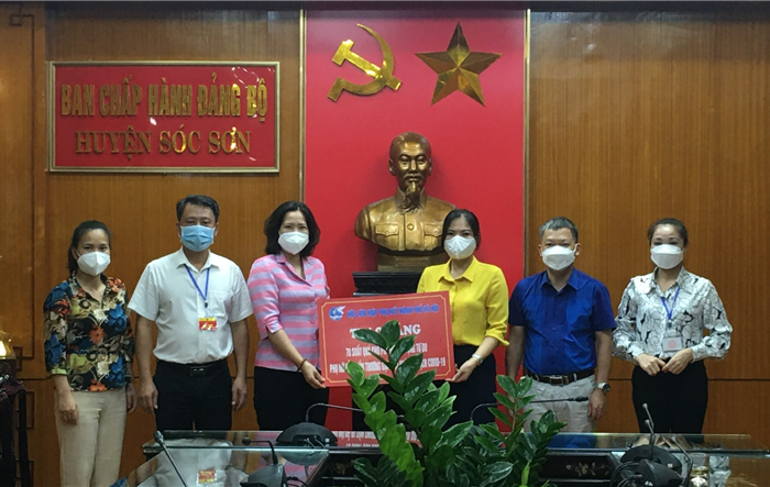 Hội Liên hiệp Phụ nữ Hà Nội động viên chốt kiểm soát dịch và tặng quà phụ nữ khó khăn 