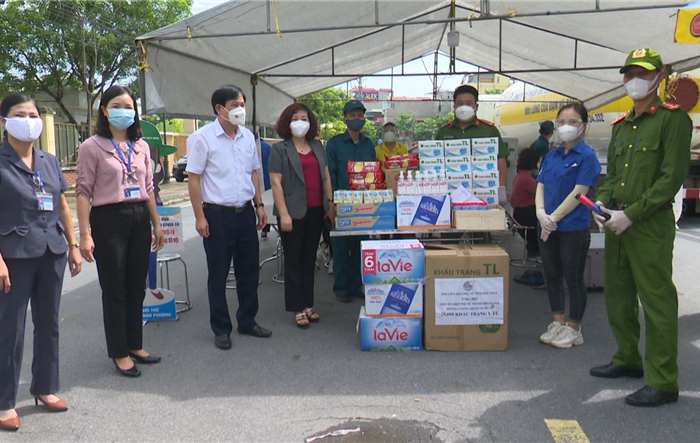 Lãnh đạo Hội Liên hiệp Phụ nữ Thành phố  thăm tặng quà cho lực lượng tham gia phòng, chống dịch 