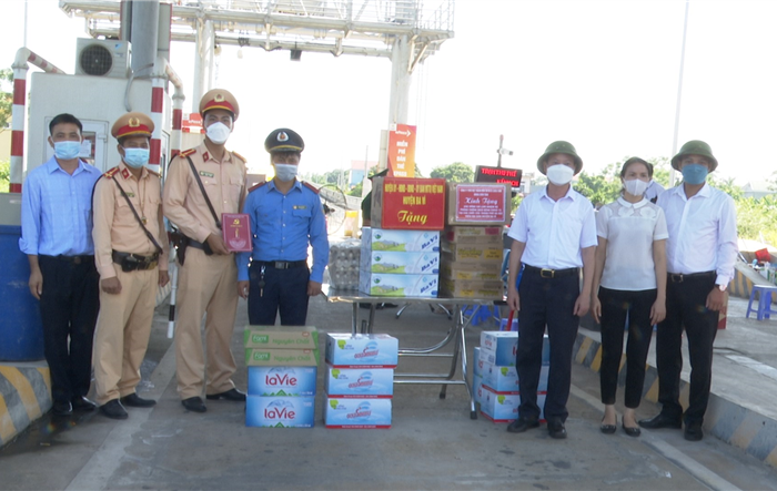 Phó Bí thư Thường trực Huyện ủy Ba Vì thăm, động viên lực lượng làm nhiệm vụ tại các chốt kiểm soát dịch