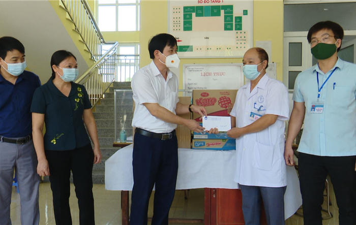 Phó Bí thư Thường trực Huyện ủy Đan Phượng  thăm, tặng quà các trạm y tế xã trên địa bàn Huyện