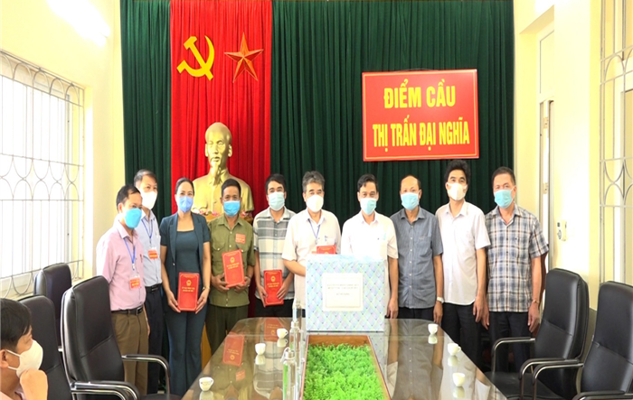 Chủ tịch UBND huyện Mỹ Đức thăm, tặng quà Sở chỉ huy phòng, chống dịch thị trấn Đại Nghĩa