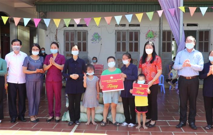 Chủ tịch Ủy ban Mặt trận Tổ quốc Thành phố Nguyễn Lan Hương trao quà tại huyện Mỹ Đức