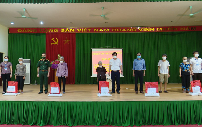 Tặng 140 suất quà hỗ trợ người dân gặp khó khăn do ảnh hưởng của dịch Covid 19