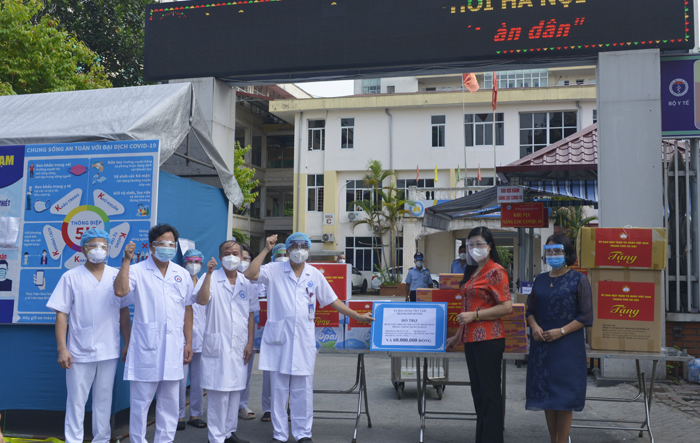 Chủ tịch Ủy ban Mặt trận Tổ quốc Thành phố Nguyễn Lan Hương tặng quà hỗ trợ cho Bệnh viện Phổi Hà Nội 