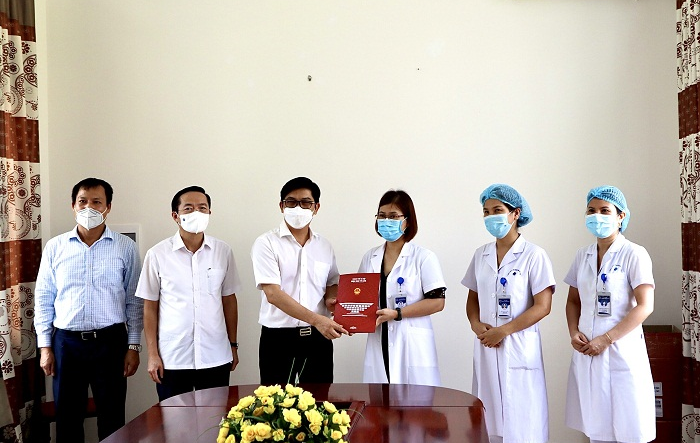 Phó Bí thư Thường trực Quận uỷ Nam Từ Liêm thăm, động viên cán bộ, nhân viên Trung tâm Y tế Quận