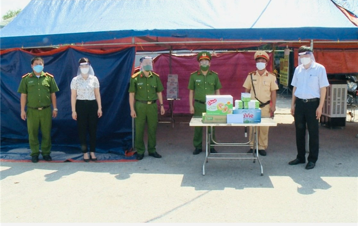 Bí thư Huyện ủy Thanh Trì thăm, tặng quà và động viên cán bộ, chiến sĩ làm nhiệm vụ tại các chốt kiểm soát dịch Covid-19