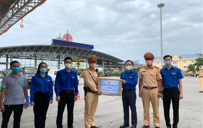Ban Bí thư Trung ương Đoàn tổ chức thăm, động viên và tặng quà tại chốt kiểm soát phòng, chống dịch Covid-19